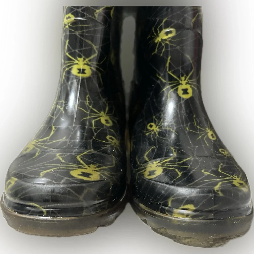 Western Chief Kids Rain Snow Light up Boots Waterproof Winter Spring Rubber, 10